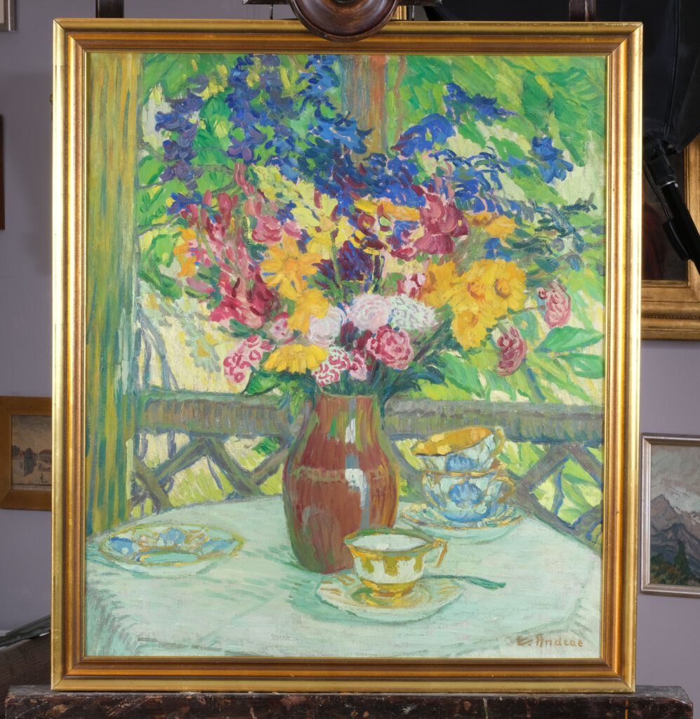 Gartenblumen und Tassen